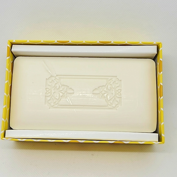 "We bee-long together" Honey Almond Scented Soap 283gr - Picture 2 of 3